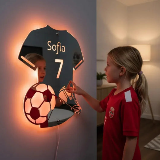 Personalisierter LED-Spiegel in Trikotform mit Name und Nummer