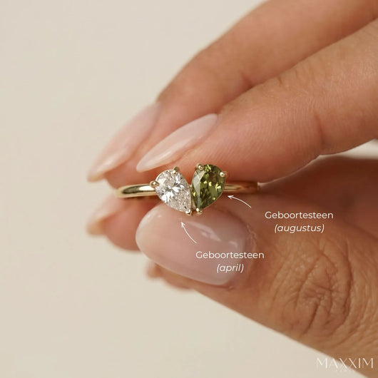 Ring mit zwei Geburtssteinen in Herzform