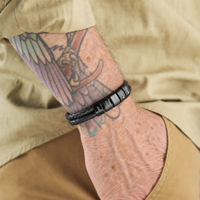 Personalisiertes Lederarmband für Opa mit gravierten Perlen