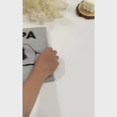 Personalisiertes T-Shirt für Papa mit Kinderhänden und Namen